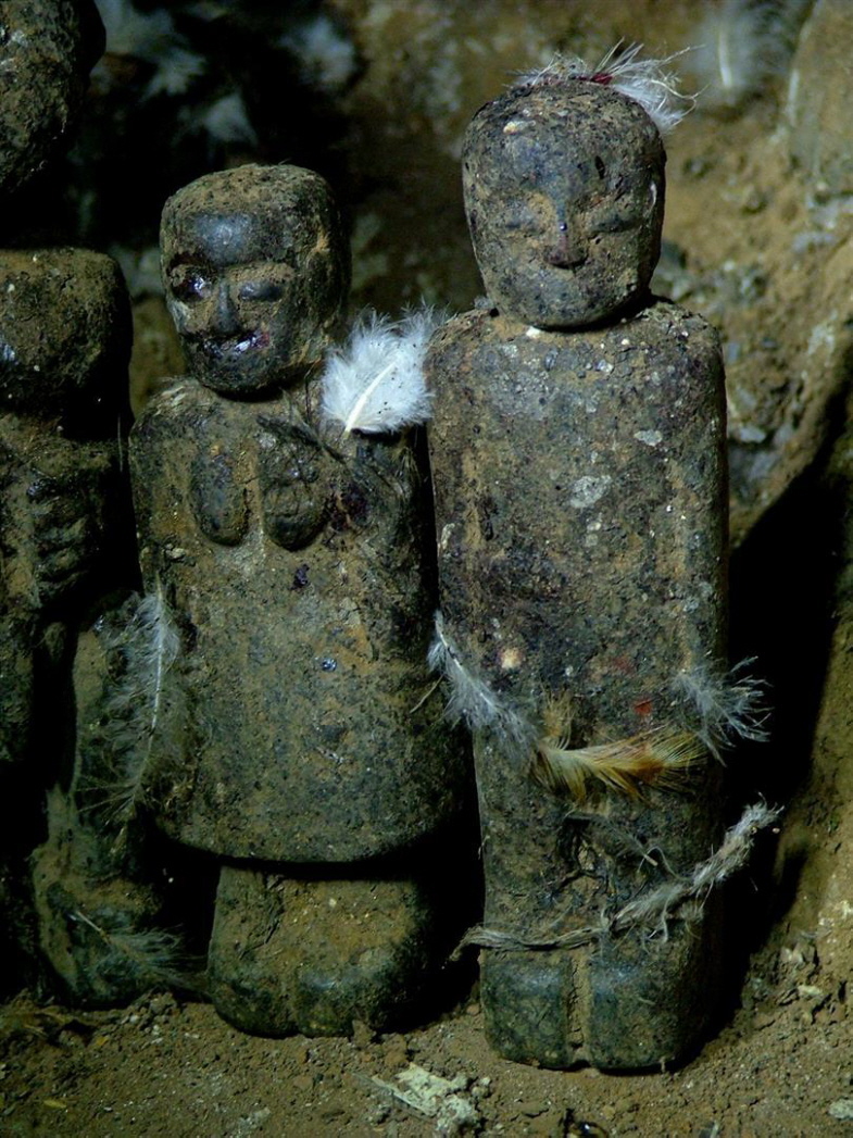 Zehn Jahre alte Divinationsfiguren, im Eigenbesitz Nakins, t&auml;gliche Beopferung