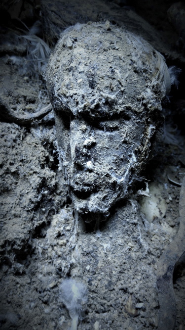 Über dreißig Jahre alte Skulptur, stark verkrustet durch Blut Über dreißig Jahre alte Skulptur, stark verkrustet durch Blut