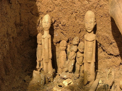 Die zwei gro&szlig;en Statuen und das kleine Couple rechts stammen von Kalfala (zerst&ouml;rter Thildu in Tok&ecirc;ra) Die zun&auml;chst nicht f&uuml;r wahr gehaltenen Angaben wurden in drei aufeinander folgenden Jahren &uuml;berpr&uuml;ft. Die erstaunlich frisch aussehenden Statuen m&uuml;ssen mehrere Jahrzehnte alt sein.