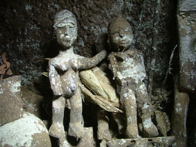Rechte Statue von Kalfala bei Wahrsager L&eacute;hit&eacute; Dez. 2010