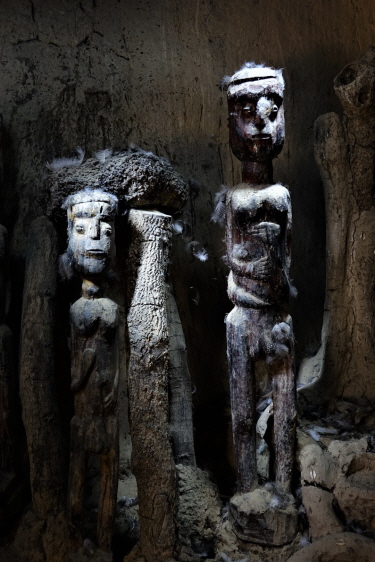 Figuren Kobgnours beim Altarbesitzer Somé Sanhimé am 08.04.2018 Figuren Kobgnours beim Altarbesitzer Somé Sanhimé am 08.04.2018