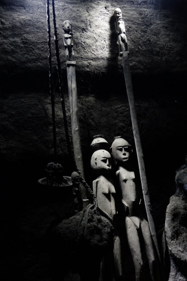 Etwa dreißig Jahre alte Figuren Etwa dreißig Jahre alte Figuren
