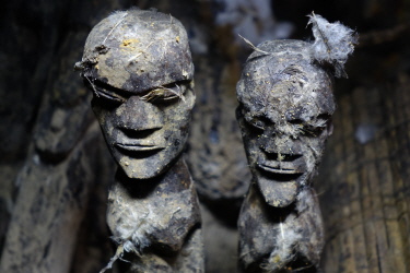 Etwa 15 Jahre alte Altarfiguren im Eigenbesitz Bitoutés Etwa 15 Jahre alte Altarfiguren im Eigenbesitz Bitoutés