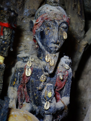 Fünf Jahre alte Figur beim Altarbesitzer Somé Nissowla-Paul am 03.04.2019 Fünf Jahre alte Figur beim Altarbesitzer Somé Nissowla-Paul am 03.04.2019