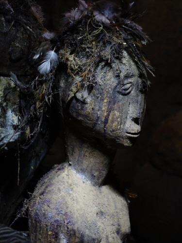 Figur des Altarbesitzers Kamboulé Sanyoro in Zodoun Tanlipôr am 20.11.2019 Figur des Altarbesitzers Kamboulé Sanyoro in Zodoun Tanlipôr am 20.11.2019