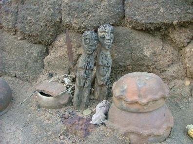 Ein Au&szlig;enaltar von Tihint&eacute; mit selbst geschnitzten Bateba