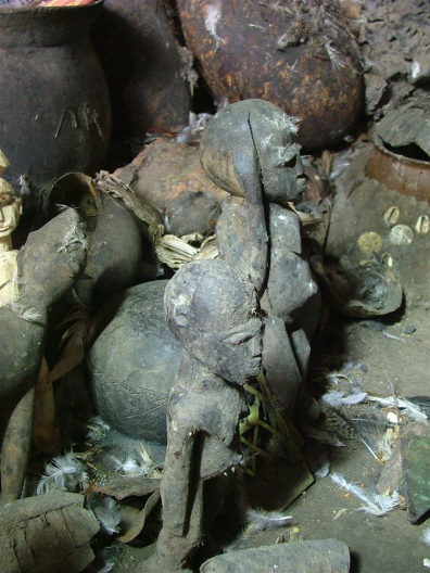 Etwa 30 Jahre alte Divinations-Skulpturen von Tchowoult&eacute;
