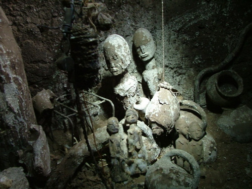 Thildu des Buor Kabant&eacute; in Kinoi-Douo mit zwei beopferten Altar-Couples und einem unbeopferten (frisch geschnitzten) Divinations-Couple. Das gro&szlig;e Altar-Paar wurde vor mehr als 10 Jahren, das kleine Altar-Paar vor neun Jahren von D&eacute;pit&eacute; geschnitzt