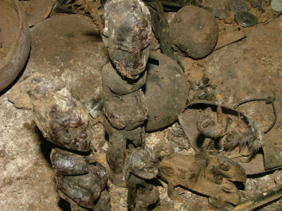 30 bis 35 Jahre alte Altarfiguren von Gnahint&eacute;, aufgenommen bei Now&eacute;t&eacute; am 24.11.2010