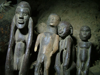 Divinations-Bateba von Bokpan, die zweite von links stammt von unbekanntem Schnitzer