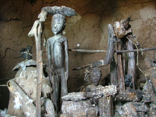 Bateba von Tchowoulté im Altarraum des Wahrsagers Lèkièrè, der Stab links ist über 15 Jahre alt, das Alter der beiden anderen Statuen wurde mit 10 bis 14 Jahre angegeben Bateba von Tchowoulté im Altarraum des Wahrsagers Lèkièrè, der Stab links ist über 15 Jahre alt, das Alter der beiden anderen Statuen wurde mit 10 bis 14 Jahre angegeben
