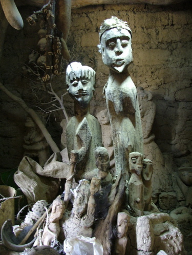Figuren von Nayona, linke hintere von Somé Youor Figuren von Nayona, linke hintere von Somé Youor