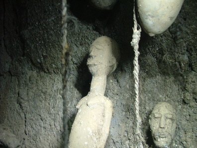 Linke - gro&szlig;e - Statue von Kalfala, ca. 45 Jahre alt