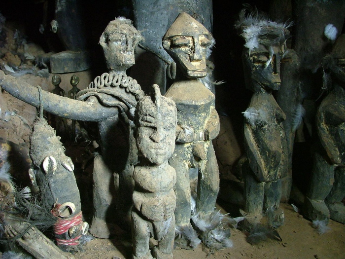 Vordere Statue 17 Jahre alt (die erste Skulptur Nakins!), die hinteren 10 bis 15 Jahre alt, t&auml;gliche Beopferung