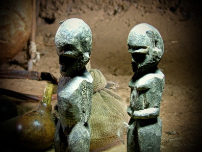Divinationsfiguren des Wahrsagers Traoré Souro von 1990. Divinationsfiguren des Wahrsagers Traoré Souro von 1990.