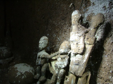 Thildu des Wahrsagers Lehité in Bankora mit einer großen Doppel-Figur von Dikôté