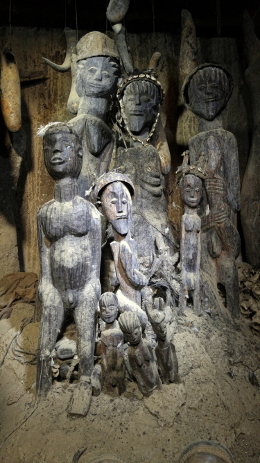 25 Jahre alte Holzfiguren 25 Jahre alte Holzfiguren