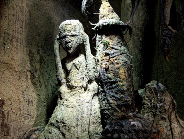 Stark beopferte und von Lehm umhüllte Figur Tchowoultés beim Dagara-Erdherrn Da Yana am 08.12.2016. Stark beopferte und von Lehm umhüllte Figur Tchowoultés beim Dagara-Erdherrn Da Yana am 08.12.2016.