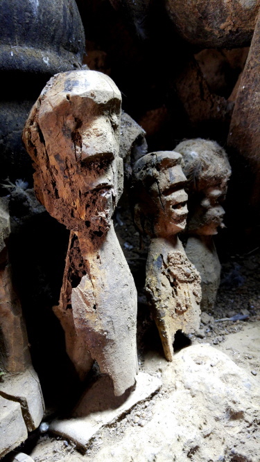 Jahrzehne alte, verrottende Holzfiguren im Altarraum des Bildhauers