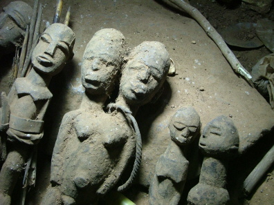 Die Bateba mit den zwei Köpfen und die kleine rechts daneben stammen von Kalfala, ererbt, daher Alter unbekannt