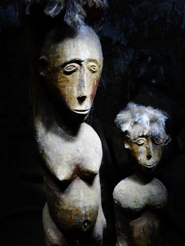 Figuren beim Altarbesitzer Hien Sienkio am 19.11.2018 Figuren beim Altarbesitzer Hien Sienkio am 19.11.2018