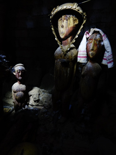 "Familie" von Domindjilè beim Altarbesitzer Somda Noimignè am 09.04.2019. Die Figuren sind 16 Jahre alt. "Familie" von Domindjilè beim Altarbesitzer Somda Noimignè am 09.04.2019. Die Figuren sind 16 Jahre alt.