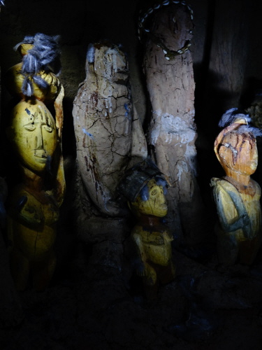 Ein Jahr alte Figuren beim Altarbesitzer Hien Nawerkaon am 09.04.2019 Ein Jahr alte Figuren beim Altarbesitzer Hien Nawerkaon am 09.04.2019
