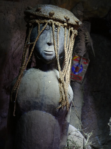 Figur des Altarbesitzers Kamboulé Sanyoro in Zodoun Tanlipôr am 20.11.2019 Figur des Altarbesitzers Kamboulé Sanyoro in Zodoun Tanlipôr am 20.11.2019