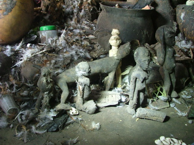 Etwa 30 Jahre alte Divinations-Skulpturen von Tchowoult&eacute;