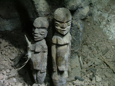 Eigene Divinationsfiguren Dibouor&eacute;s, etwa 35 Jahre alt