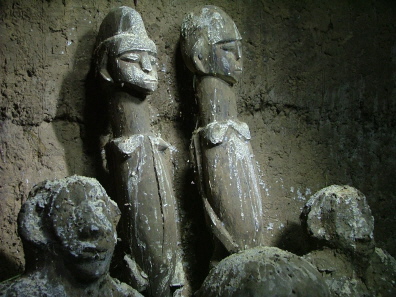 Ca. 35 Jahre alte Holzskulpturen des Altarbesitzers Da Kiepe