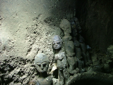 Links ein Figuren-Paar von Kalfala