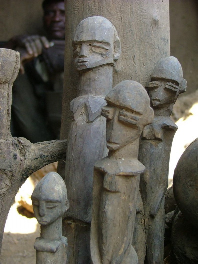 Alte Statuen des verstorbenen Bildhauers Nikelé