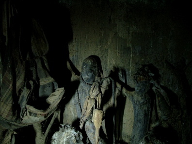 Altarraum des Wahrsagers Da Bomité, Skulpturen von Tchokati etwa 25 Jahre alt