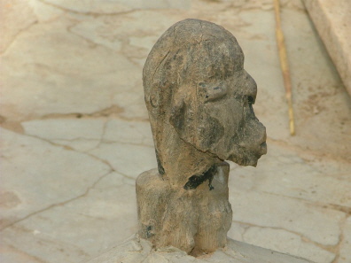 Au&szlig;enskulptur im Hof Porn&ocirc;tes, zum Aufnahmezeitpunkt etwa 25 Jahre alt