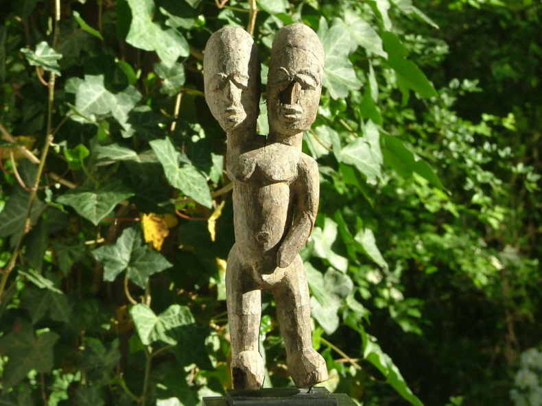 Kalfala-Statue mit zwei K&ouml;pfen, H&ouml;he: 22 cm. Das Fragment befindet sich im Eigenbesitz