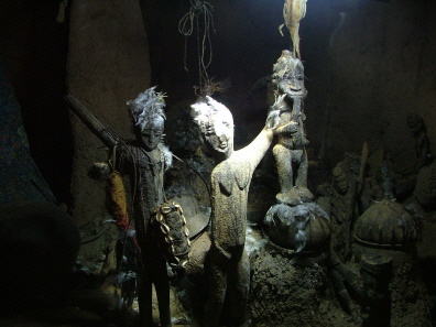 Altarfiguren von Kombouté beim Wahrsager Irfaté in Donko. Altarfiguren von Kombouté beim Wahrsager Irfaté in Donko.