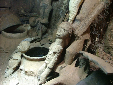 Rechte Statue von Kalfala bei Wahrsager L&eacute;hit&eacute; Dez. 2012